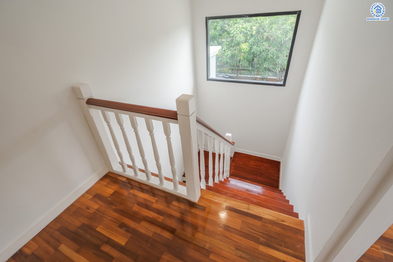 บ้านมือสองตกแต่งใหม่ แบรนด์ LH ม.ชัยพฤกษ์ วัดลาดปลาดุก หลังมุม ตอบโจทย์ทุกการอยู่อาศัย เนื้อที่ 69.2 ตร.ว. ฟังก์ชัน 3 ห้องนอน 2 ห้องน้ำ 1 ที่จอดรถ บนทำเลดีที่สุด! ใกล้เซ็นทรัลเวสต์เกต ทางด่วน "กาญจนาภิเษก" และเพียง 10 นาที ถึงรถไฟฟ้า "สถานีคลองบางไผ่"